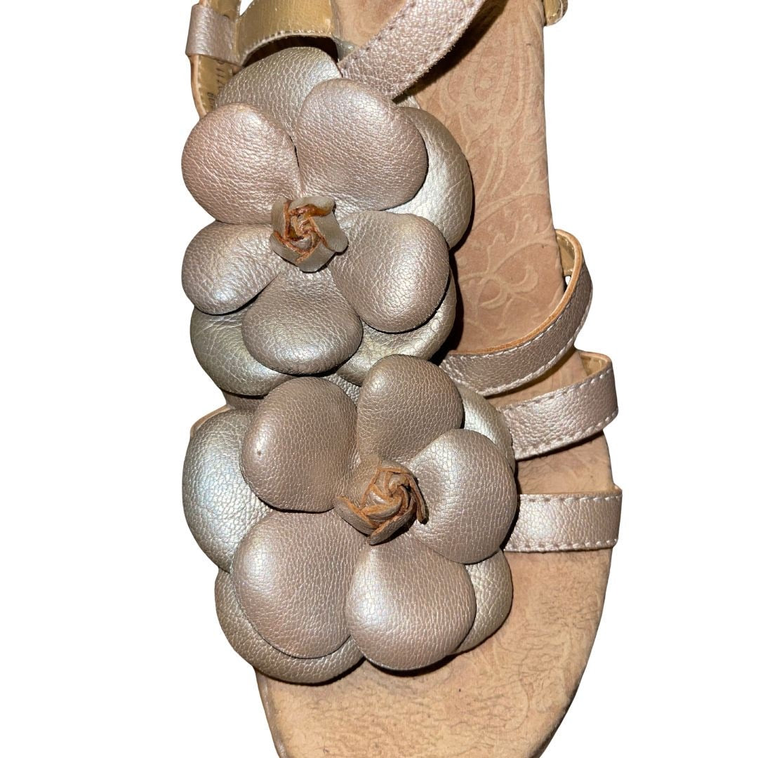 BOC Born Concepts Women's Champagne Leather T-Strap Flower Heeled Sandals Size 8
