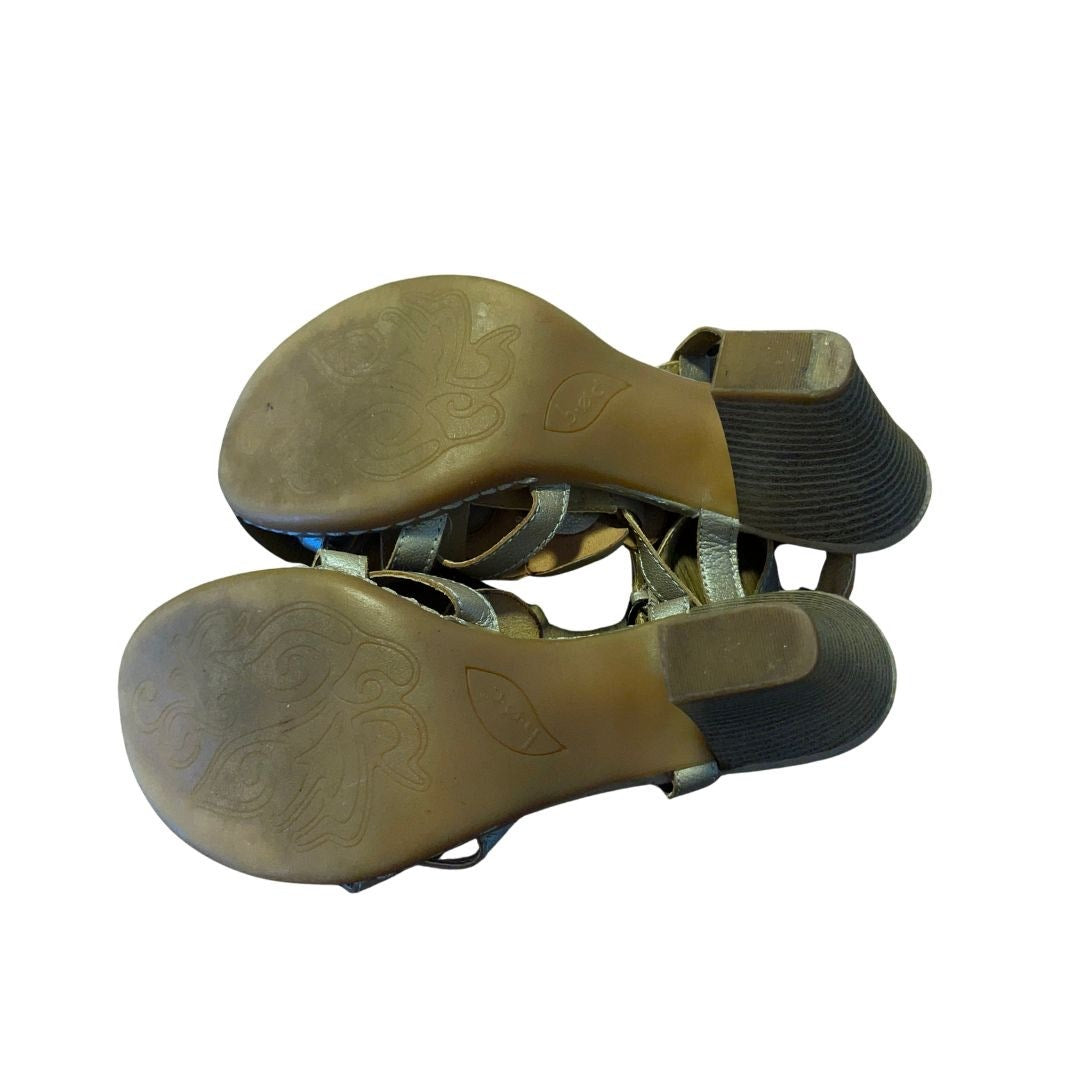BOC Born Concepts Women's Champagne Leather T-Strap Flower Heeled Sandals Size 8