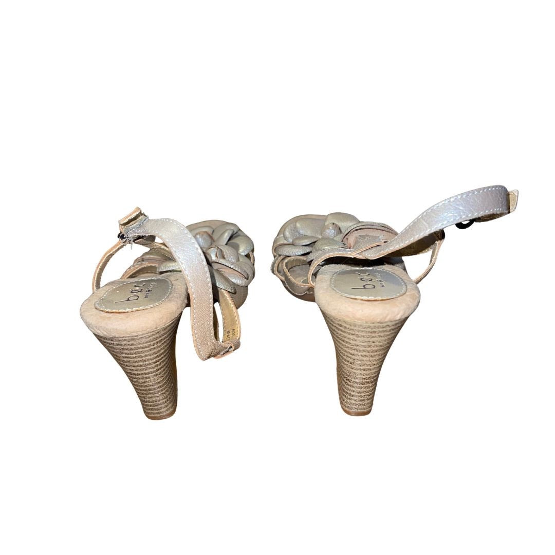 BOC Born Concepts Women's Champagne Leather T-Strap Flower Heeled Sandals Size 8