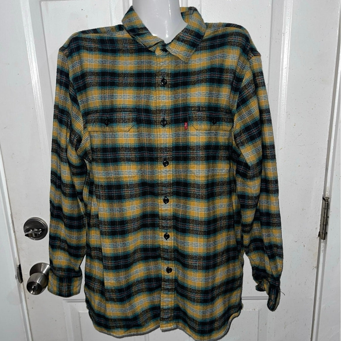 Levi's Plaid Flannel Men's Shirt Size Medium Relaxed Fit