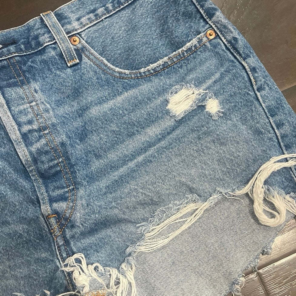 Levi's 501 Cut-Off Jean Shorts Medium Wash Distressed Denim High Rise Size 33